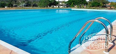 piscina com água cristalina