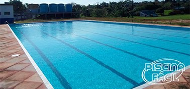 piscina limpa com a água cristalina
