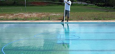 piscina sendo aspirada