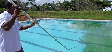 piscina sendo aspirada