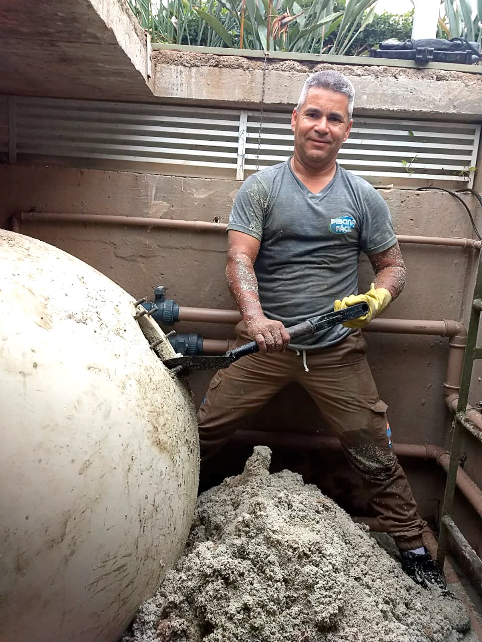 Profissional durante manutenção interna do filtro