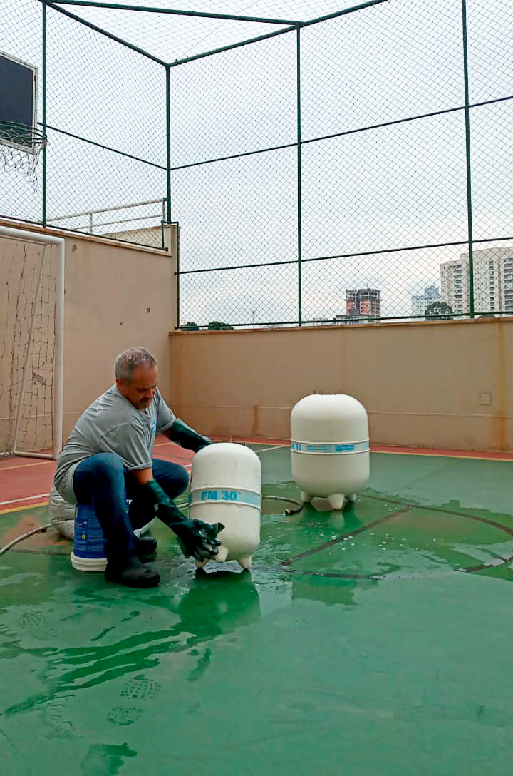 Profissional realizando manutenção em filtro de piscina