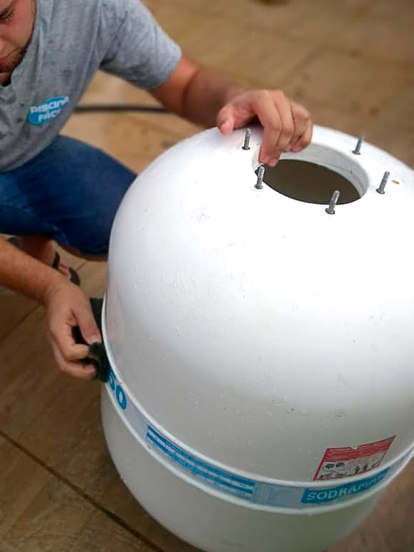 Abertura de filtro de piscina para manutenção