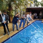Alunos aprendendo a lidar com a piscina