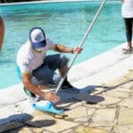 instrutor da Piscina Fácil durante realização do curso de piscineiro