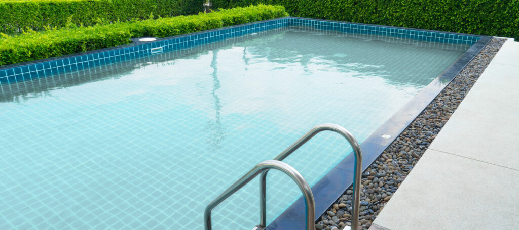 Piscina retangular levemente turva