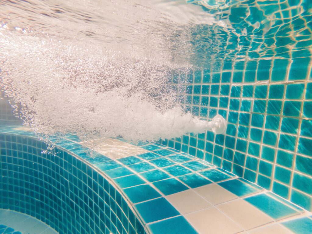 Piscina com água cristalina