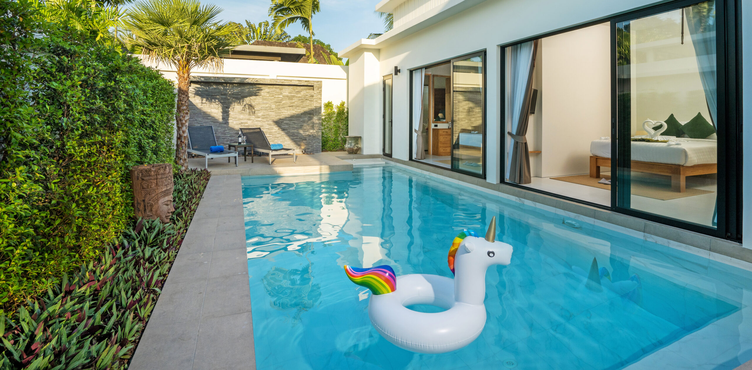 Piscina residencial cristalina com uma boia de unicórnio