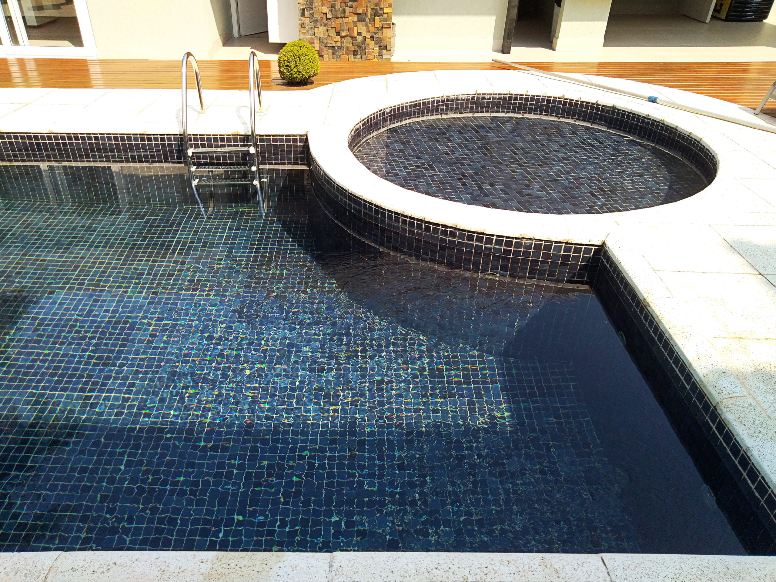 Resultado de reforma de piscina executada pela Piscina Fácil
