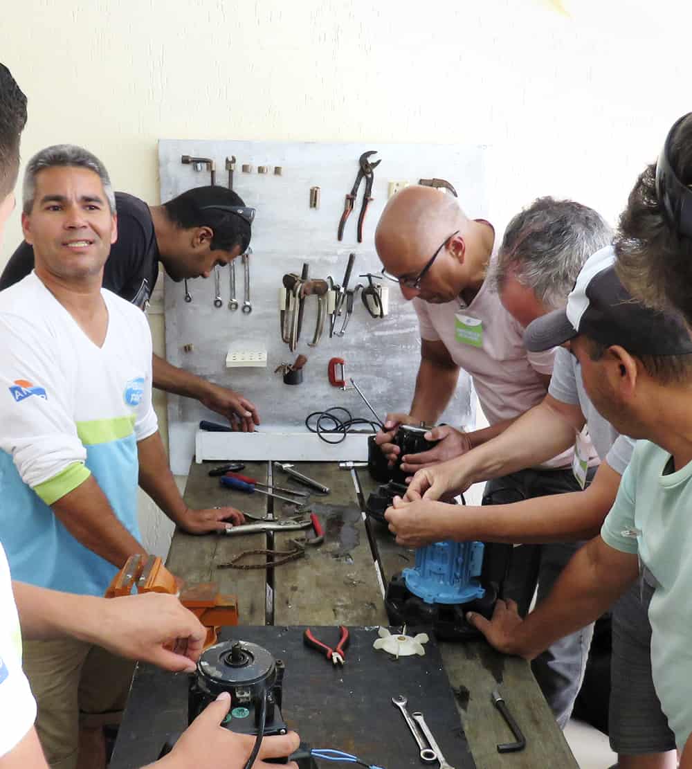 Atividade técnica da Piscina Fácil em bancada com motobomba de piscina