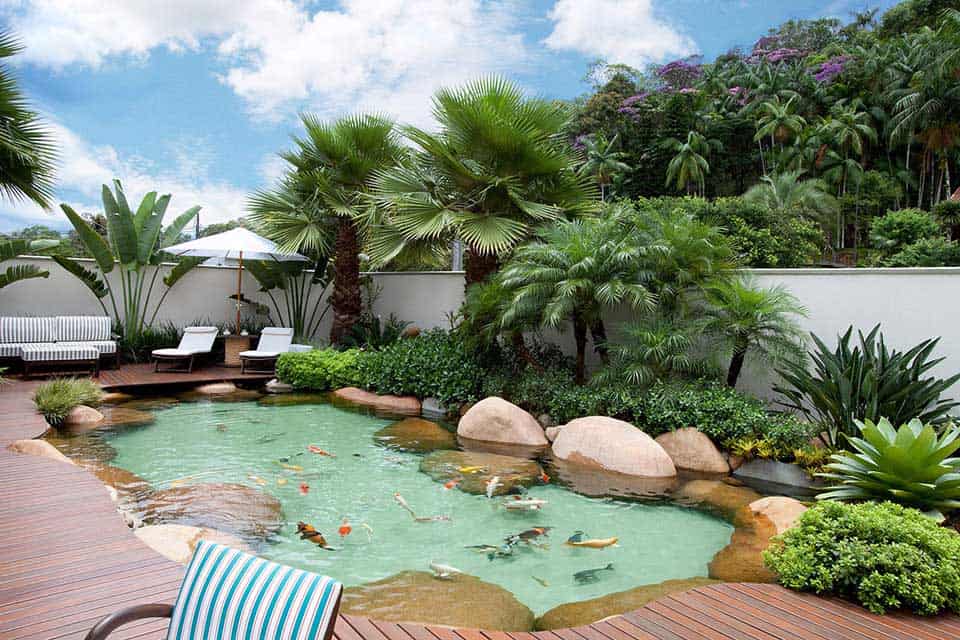 Lago ornamental integrado ao paisagismo e ao deck