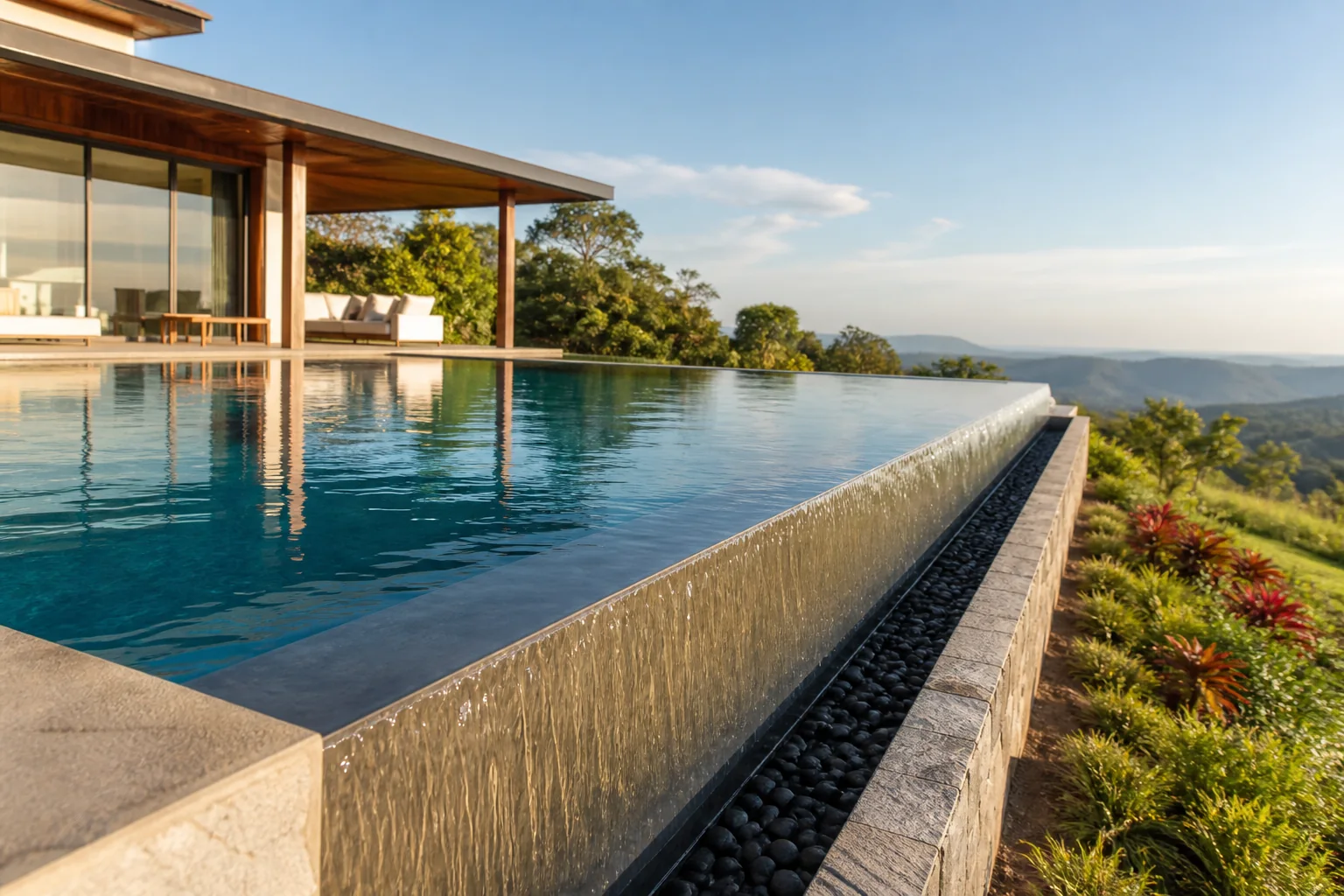 Piscina com borda infinita, lâmina uniforme e integração com a paisagem