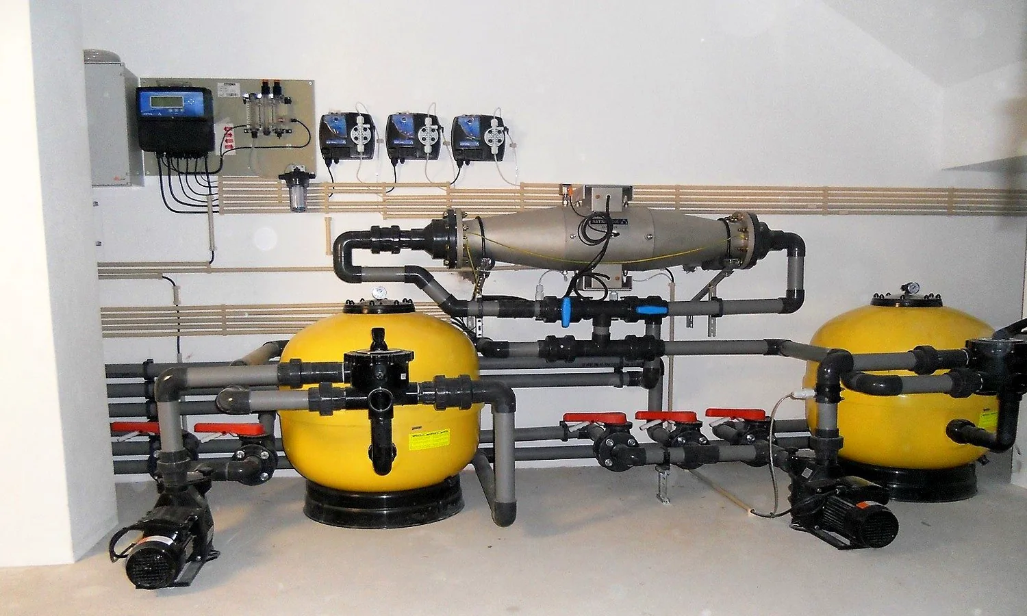 Casa de máquinas planejada com filtros, motobombas, válvulas e automação de tratamento