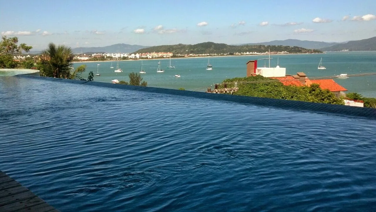 Piscina com borda infinita executada pela Piscina Fácil integrada à paisagem da Baía Norte
