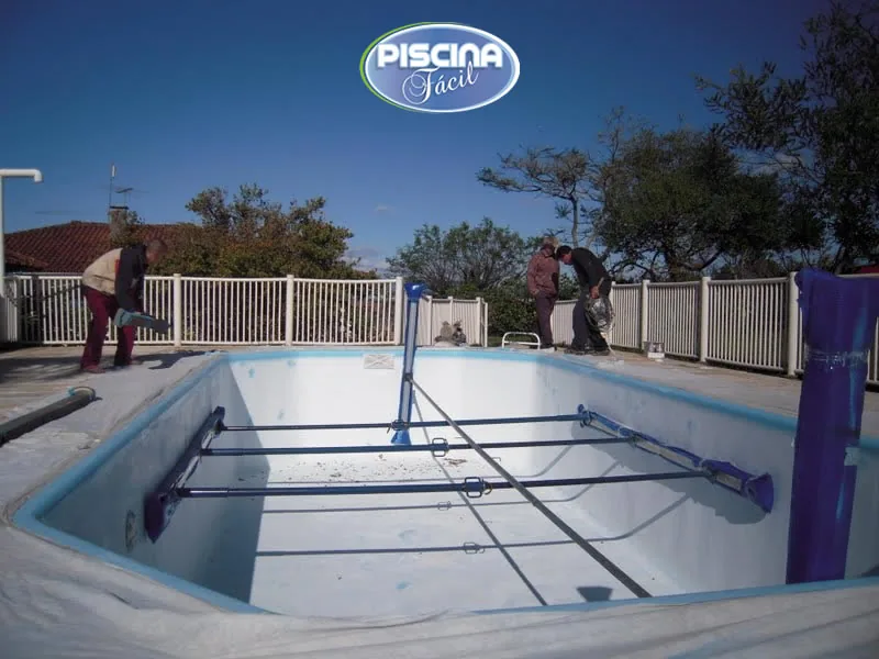 Piscina de fibra durante a preparação para recuperação